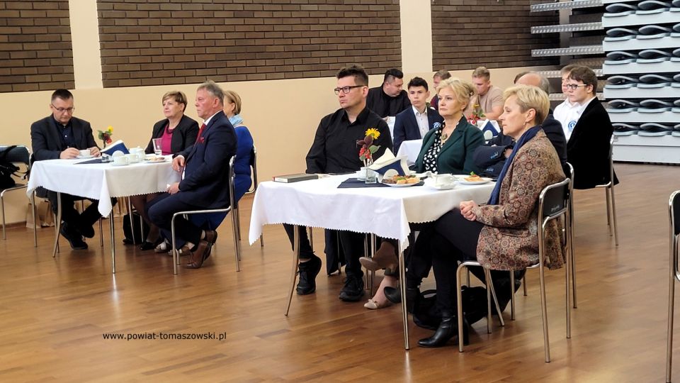 Na zdjęciu: uczestnicy konferencji Koła Naukowo-Technicznego działającego przy Zespole Szkół Ponadpodstawowych nr 1 im. Tadeusza Kościuszki w Tomaszowie Mazowieckim, która odbyła się w czwartek, 22 września 2022 roku, w auli ZSP nr 1
