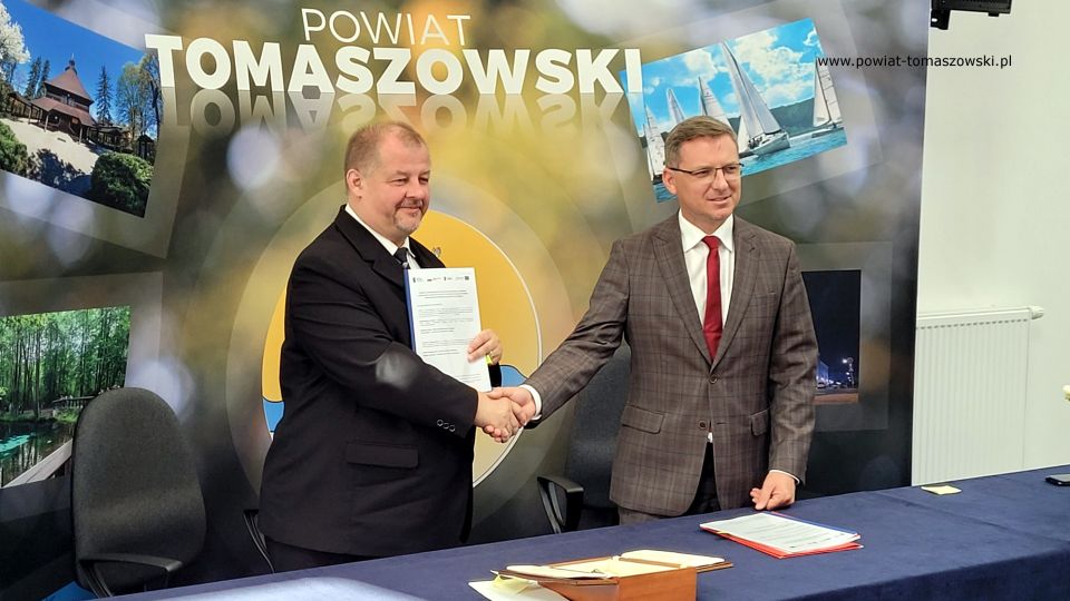 Na zdjęciu: uczestnicy konferencji prasowej, podczas której podpisana została umowa na dofinansowanie projektu unijnego  „Zespół Szkół Ponadpodstawowych imienia Jana Pawła II w Tomaszowie Mazowieckim inwestuje w uczniów”, która odbyła się w auli Centrum Kształcenia Praktycznego przy ZSP nr 3 w Tomaszowie Mazowieckim w piątek, 17 czerwca 2022 roku