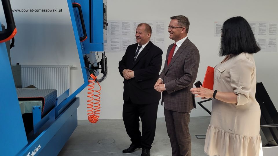 Na zdjęciu: uczestnicy konferencji prasowej, podczas której podpisana została umowa na dofinansowanie projektu unijnego  „Zespół Szkół Ponadpodstawowych imienia Jana Pawła II w Tomaszowie Mazowieckim inwestuje w uczniów”, która odbyła się w auli Centrum Kształcenia Praktycznego przy ZSP nr 3 w Tomaszowie Mazowieckim w piątek, 17 czerwca 2022 roku