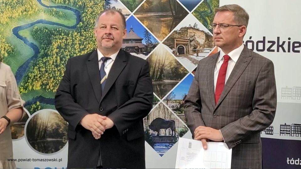 Na zdjęciu: uczestnicy konferencji prasowej, podczas której podpisana została umowa na dofinansowanie projektu unijnego  „Zespół Szkół Ponadpodstawowych imienia Jana Pawła II w Tomaszowie Mazowieckim inwestuje w uczniów”, która odbyła się w auli Centrum Kształcenia Praktycznego przy ZSP nr 3 w Tomaszowie Mazowieckim w piątek, 17 czerwca 2022 roku