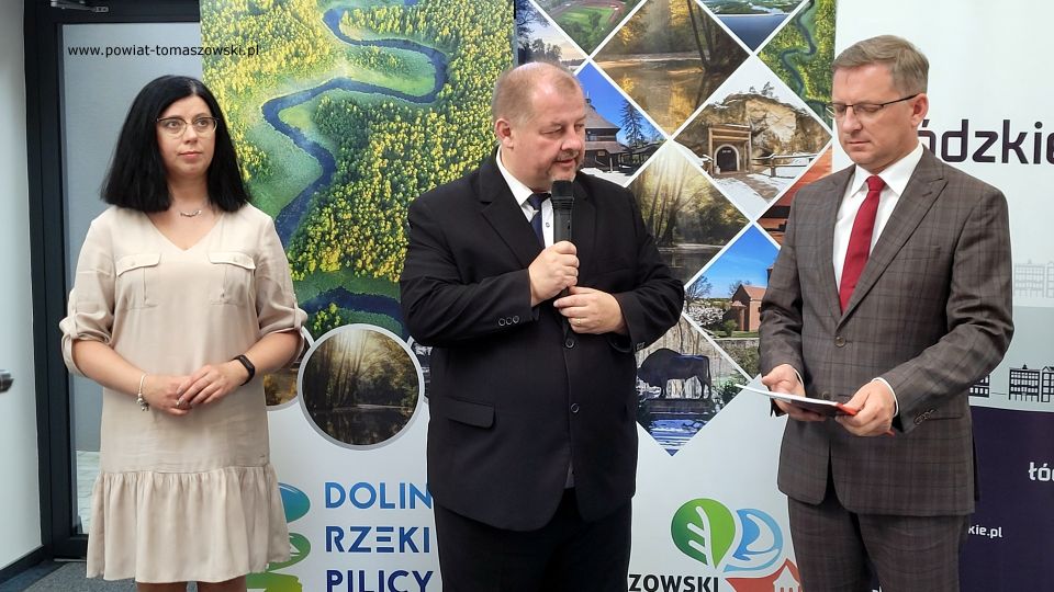 Na zdjęciu: uczestnicy konferencji prasowej, podczas której podpisana została umowa na dofinansowanie projektu unijnego  „Zespół Szkół Ponadpodstawowych imienia Jana Pawła II w Tomaszowie Mazowieckim inwestuje w uczniów”, która odbyła się w auli Centrum Kształcenia Praktycznego przy ZSP nr 3 w Tomaszowie Mazowieckim w piątek, 17 czerwca 2022 roku