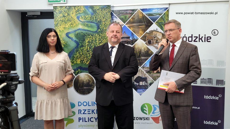 Na zdjęciu: uczestnicy konferencji prasowej, podczas której podpisana została umowa na dofinansowanie projektu unijnego  „Zespół Szkół Ponadpodstawowych imienia Jana Pawła II w Tomaszowie Mazowieckim inwestuje w uczniów”, która odbyła się w auli Centrum Kształcenia Praktycznego przy ZSP nr 3 w Tomaszowie Mazowieckim w piątek, 17 czerwca 2022 roku