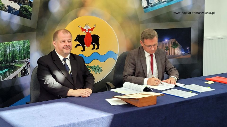 Na zdjęciu: uczestnicy konferencji prasowej, podczas której podpisana została umowa na dofinansowanie projektu unijnego  „Zespół Szkół Ponadpodstawowych imienia Jana Pawła II w Tomaszowie Mazowieckim inwestuje w uczniów”, która odbyła się w auli Centrum Kształcenia Praktycznego przy ZSP nr 3 w Tomaszowie Mazowieckim w piątek, 17 czerwca 2022 roku