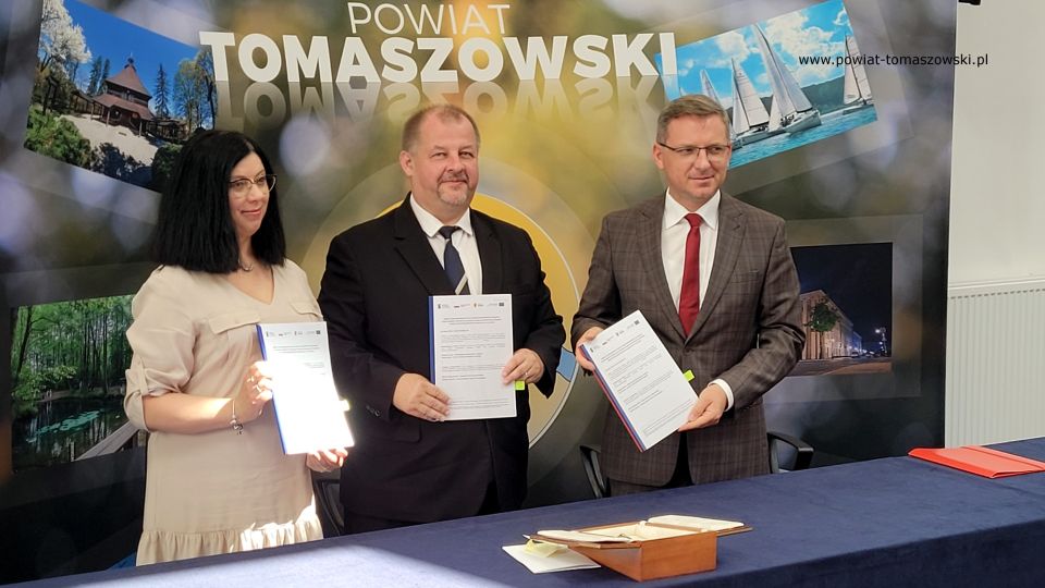 Na zdjęciu: uczestnicy konferencji prasowej, podczas której podpisana została umowa na dofinansowanie projektu unijnego  „Zespół Szkół Ponadpodstawowych imienia Jana Pawła II w Tomaszowie Mazowieckim inwestuje w uczniów”, która odbyła się w auli Centrum Kształcenia Praktycznego przy ZSP nr 3 w Tomaszowie Mazowieckim w piątek, 17 czerwca 2022 roku