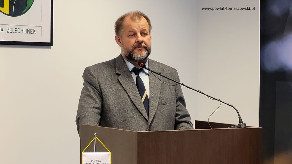 Na zdjęciu: Mariusz Węgrzynowski – Starosta Powiatu Tomaszowskiego, podczas konferencji prasowej dotyczącej pozyskanych przez Tomaszowskie Centrum Zdrowia Sp. z o.o. środków finansowych w kwocie prawie 8 milionów złotych, która odbyła się w sali konferencyjnej w Starostwie Powiatowym w Tomaszowie Mazowieckim w czwartek, 6 października 2022 roku, 