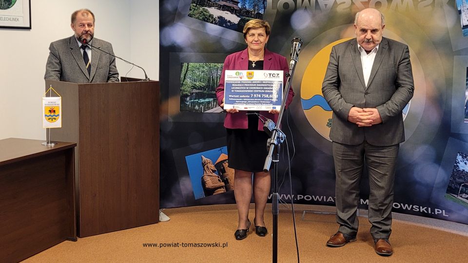 Na zdjęciu: uczestnicy konferencji prasowej dotyczącej pozyskanych przez Tomaszowskie Centrum Zdrowia Sp. z o.o. środków finansowych w kwocie prawie 8 milionów złotych, która odbyła się w sali konferencyjnej w Starostwie Powiatowym w Tomaszowie Mazowieckim w czwartek, 6 października 2022 roku, 
