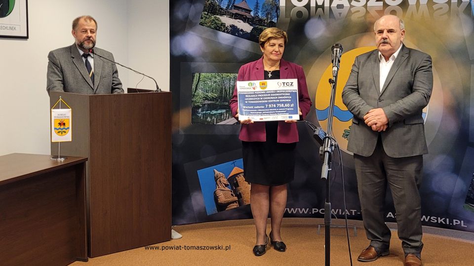 Na zdjęciu: uczestnicy konferencji prasowej dotyczącej pozyskanych przez Tomaszowskie Centrum Zdrowia Sp. z o.o. środków finansowych w kwocie prawie 8 milionów złotych, która odbyła się w sali konferencyjnej w Starostwie Powiatowym w Tomaszowie Mazowieckim w czwartek, 6 października 2022 roku, 
