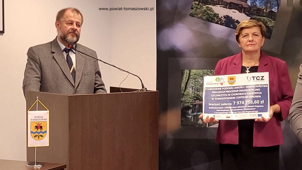 Na zdjęciu: uczestnicy konferencji prasowej dotyczącej pozyskanych przez Tomaszowskie Centrum Zdrowia Sp. z o.o. środków finansowych w kwocie prawie 8 milionów złotych, która odbyła się w sali konferencyjnej w Starostwie Powiatowym w Tomaszowie Mazowieckim w czwartek, 6 października 2022 roku, 