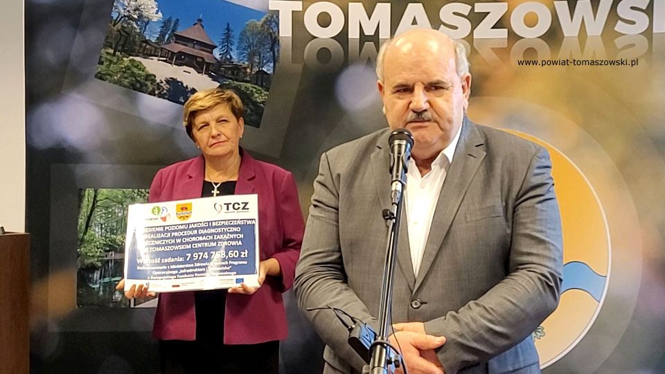 Na zdjęciu: uczestnicy konferencji prasowej dotyczącej pozyskanych przez Tomaszowskie Centrum Zdrowia Sp. z o.o. środków finansowych w kwocie prawie 8 milionów złotych, która odbyła się w sali konferencyjnej w Starostwie Powiatowym w Tomaszowie Mazowieckim w czwartek, 6 października 2022 roku, 