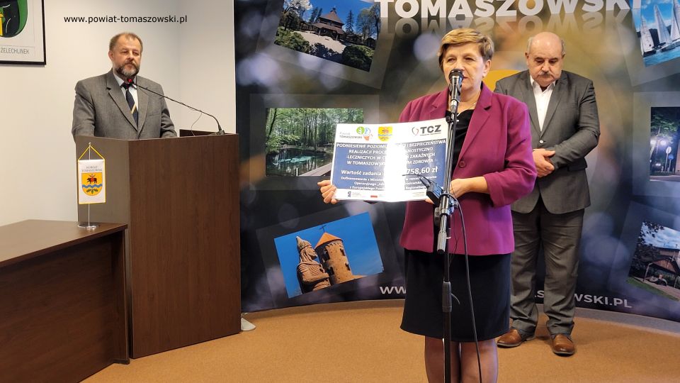 Na zdjęciu: uczestnicy konferencji prasowej dotyczącej pozyskanych przez Tomaszowskie Centrum Zdrowia Sp. z o.o. środków finansowych w kwocie prawie 8 milionów złotych, która odbyła się w sali konferencyjnej w Starostwie Powiatowym w Tomaszowie Mazowieckim w czwartek, 6 października 2022 roku, 