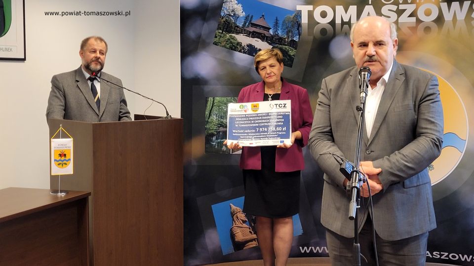 Na zdjęciu: uczestnicy konferencji prasowej dotyczącej pozyskanych przez Tomaszowskie Centrum Zdrowia Sp. z o.o. środków finansowych w kwocie prawie 8 milionów złotych, która odbyła się w sali konferencyjnej w Starostwie Powiatowym w Tomaszowie Mazowieckim w czwartek, 6 października 2022 roku, 
