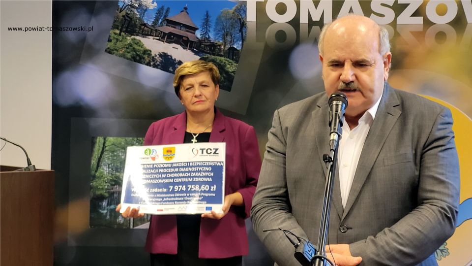 Na zdjęciu: uczestnicy konferencji prasowej dotyczącej pozyskanych przez Tomaszowskie Centrum Zdrowia Sp. z o.o. środków finansowych w kwocie prawie 8 milionów złotych, która odbyła się w sali konferencyjnej w Starostwie Powiatowym w Tomaszowie Mazowieckim w czwartek, 6 października 2022 roku, 