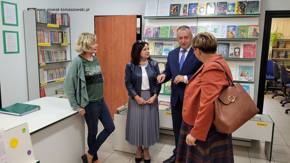 Na zdjęciu: uczestnicy wizyty Waldemara Flajszera – Łódzkiego Kuratora Oświaty w szkołach gminy Lubochnia, która odbyła się w poniedziałek, 19 września 2022 roku, 