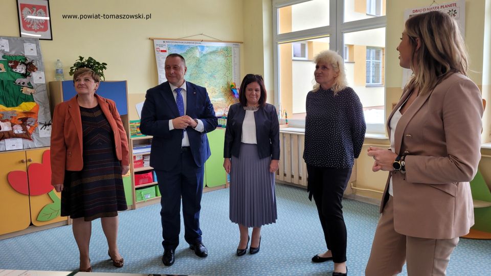 Na zdjęciu: uczestnicy wizyty Waldemara Flajszera – Łódzkiego Kuratora Oświaty w szkołach gminy Lubochnia, która odbyła się w poniedziałek, 19 września 2022 roku, 