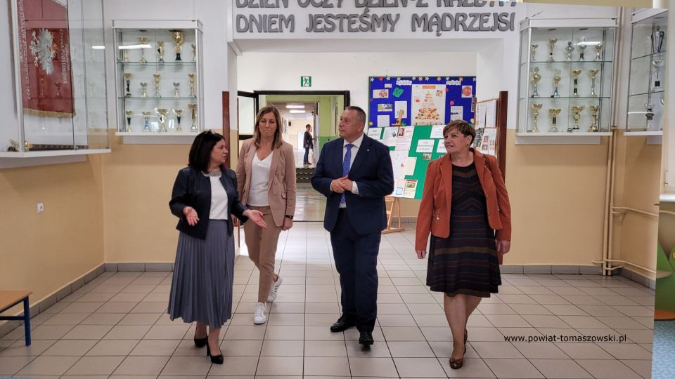 Na zdjęciu: uczestnicy wizyty Waldemara Flajszera – Łódzkiego Kuratora Oświaty w szkołach gminy Lubochnia, która odbyła się w poniedziałek, 19 września 2022 roku, 