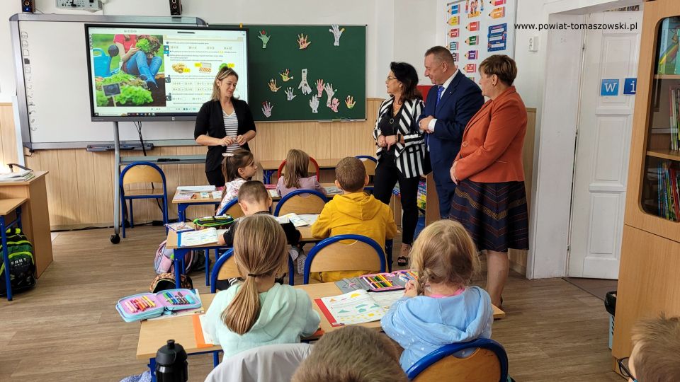 Na zdjęciu: uczestnicy wizyty Waldemara Flajszera – Łódzkiego Kuratora Oświaty w szkołach gminy Lubochnia, która odbyła się w poniedziałek, 19 września 2022 roku, 
