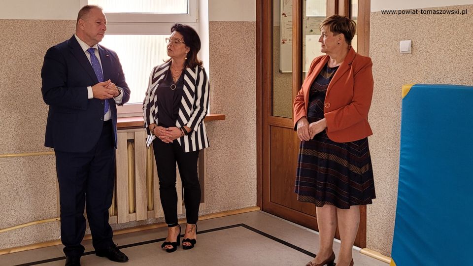 Na zdjęciu: uczestnicy wizyty Waldemara Flajszera – Łódzkiego Kuratora Oświaty w szkołach gminy Lubochnia, która odbyła się w poniedziałek, 19 września 2022 roku, 
