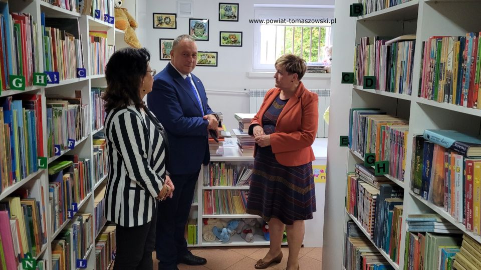 Na zdjęciu: uczestnicy wizyty Waldemara Flajszera – Łódzkiego Kuratora Oświaty w szkołach gminy Lubochnia, która odbyła się w poniedziałek, 19 września 2022 roku, 