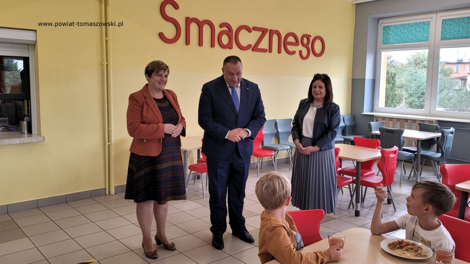 Na zdjęciu: uczestnicy wizyty Waldemara Flajszera – Łódzkiego Kuratora Oświaty w szkołach gminy Lubochnia, która odbyła się w poniedziałek, 19 września 2022 roku, 