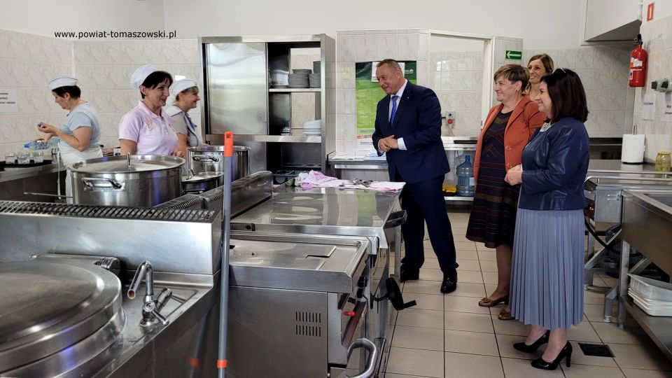 Na zdjęciu: uczestnicy wizyty Waldemara Flajszera – Łódzkiego Kuratora Oświaty w szkołach gminy Lubochnia, która odbyła się w poniedziałek, 19 września 2022 roku, 