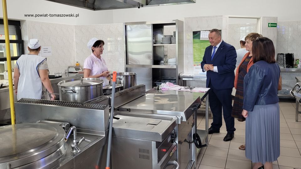 Na zdjęciu: uczestnicy wizyty Waldemara Flajszera – Łódzkiego Kuratora Oświaty w szkołach gminy Lubochnia, która odbyła się w poniedziałek, 19 września 2022 roku, 