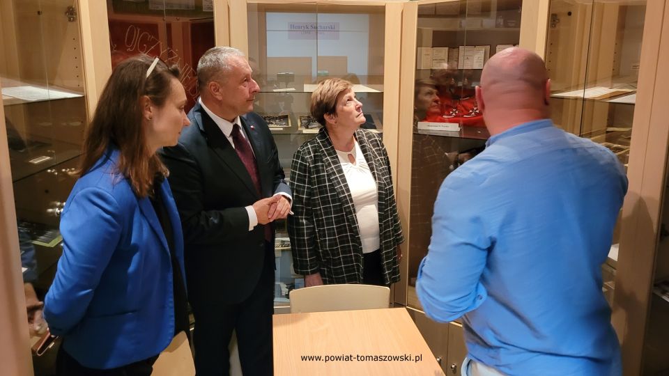 Na zdjęciu: uczestnicy wizyty Waldemara Flajszera – Łódzkiego Kuratora Oświaty w szkołach i przedszkolach w gminie Ujazd, która odbyła się we wtorek, 20 września 2022 roku, 