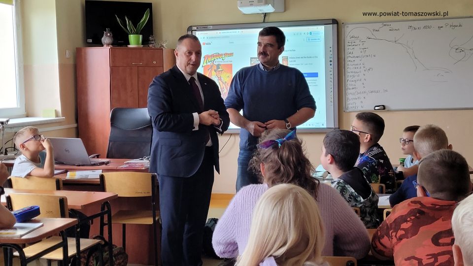 Na zdjęciu: uczestnicy wizyty Waldemara Flajszera – Łódzkiego Kuratora Oświaty w szkołach i przedszkolach w gminie Ujazd, która odbyła się we wtorek, 20 września 2022 roku, 