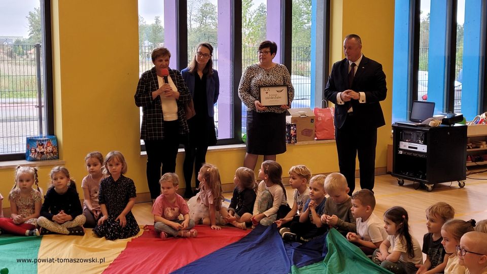 Na zdjęciu: uczestnicy wizyty Waldemara Flajszera – Łódzkiego Kuratora Oświaty w szkołach i przedszkolach w gminie Ujazd, która odbyła się we wtorek, 20 września 2022 roku, 