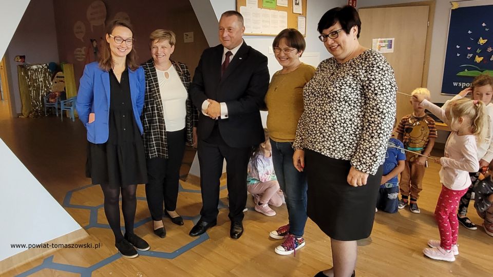 Na zdjęciu: uczestnicy wizyty Waldemara Flajszera – Łódzkiego Kuratora Oświaty w szkołach i przedszkolach w gminie Ujazd, która odbyła się we wtorek, 20 września 2022 roku, 