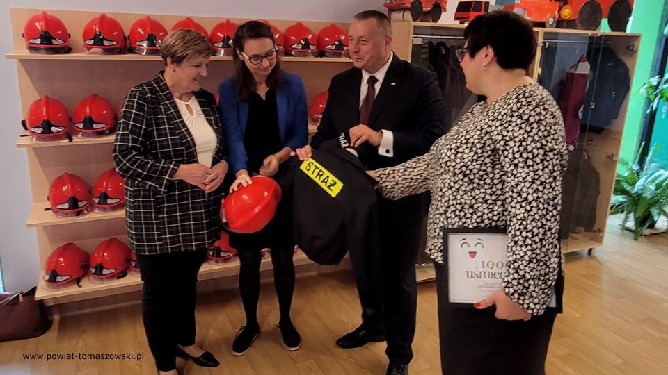 Na zdjęciu: uczestnicy wizyty Waldemara Flajszera – Łódzkiego Kuratora Oświaty w szkołach i przedszkolach w gminie Ujazd, która odbyła się we wtorek, 20 września 2022 roku, 