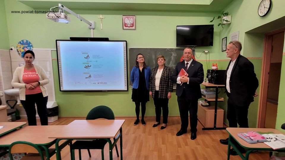 Na zdjęciu: uczestnicy wizyty Waldemara Flajszera – Łódzkiego Kuratora Oświaty w szkołach i przedszkolach w gminie Ujazd, która odbyła się we wtorek, 20 września 2022 roku, 