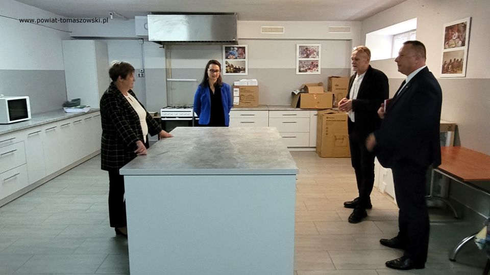 Na zdjęciu: uczestnicy wizyty Waldemara Flajszera – Łódzkiego Kuratora Oświaty w szkołach i przedszkolach w gminie Ujazd, która odbyła się we wtorek, 20 września 2022 roku, 