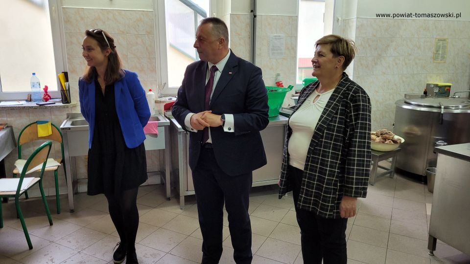 Na zdjęciu: uczestnicy wizyty Waldemara Flajszera – Łódzkiego Kuratora Oświaty w szkołach i przedszkolach w gminie Ujazd, która odbyła się we wtorek, 20 września 2022 roku, 