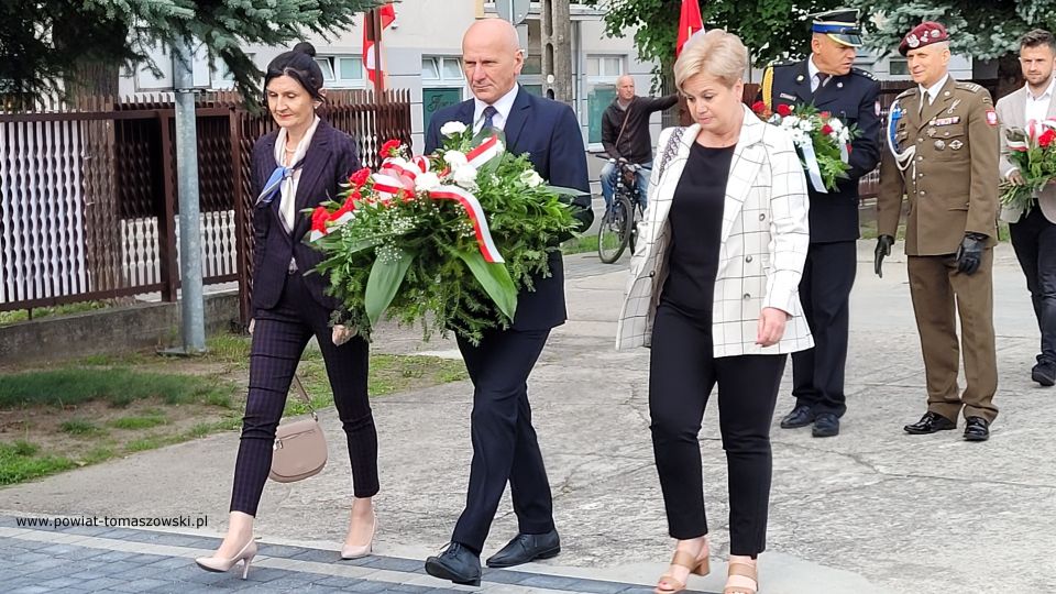 Na zdjęciu: uczestnicy obchodów Narodowego Dnia Pamięci Ofiar Ludobójstwa dokonanego przez ukraińskich nacjonalistów na obywatelach II RP, które odbyły się w poniedziałek, 11 lipca 2022 roku, o godzinie 18.00 w kościele Najświętszej Marii Panny Królowej Polski przy ul. Słowackiego 13/19 w Tomaszowie Mazowieckim 