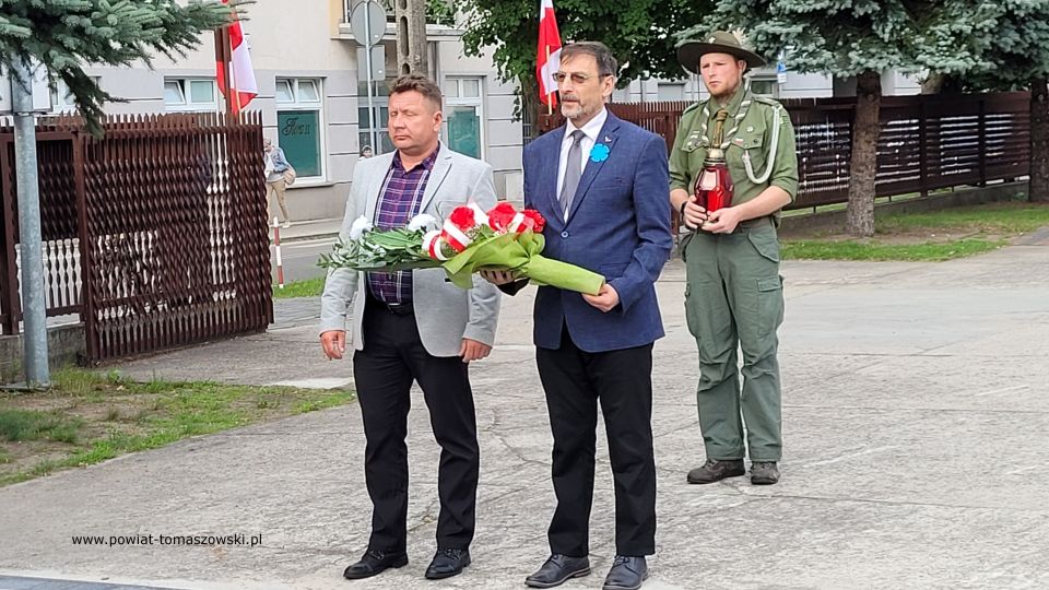 Na zdjęciu: uczestnicy obchodów Narodowego Dnia Pamięci Ofiar Ludobójstwa dokonanego przez ukraińskich nacjonalistów na obywatelach II RP, które odbyły się w poniedziałek, 11 lipca 2022 roku, o godzinie 18.00 w kościele Najświętszej Marii Panny Królowej Polski przy ul. Słowackiego 13/19 w Tomaszowie Mazowieckim 