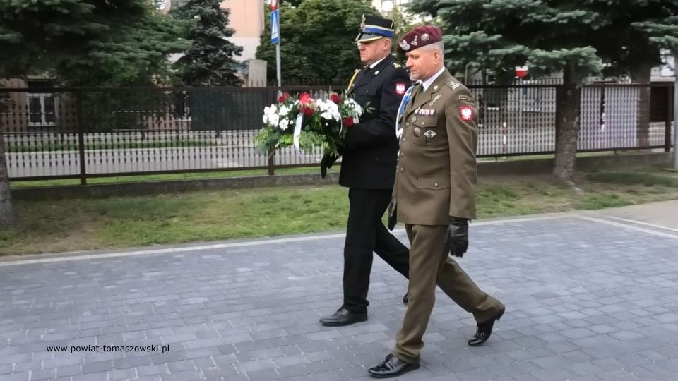 Na zdjęciu: uczestnicy obchodów Narodowego Dnia Pamięci Ofiar Ludobójstwa dokonanego przez ukraińskich nacjonalistów na obywatelach II RP, które odbyły się w poniedziałek, 11 lipca 2022 roku, o godzinie 18.00 w kościele Najświętszej Marii Panny Królowej Polski przy ul. Słowackiego 13/19 w Tomaszowie Mazowieckim 