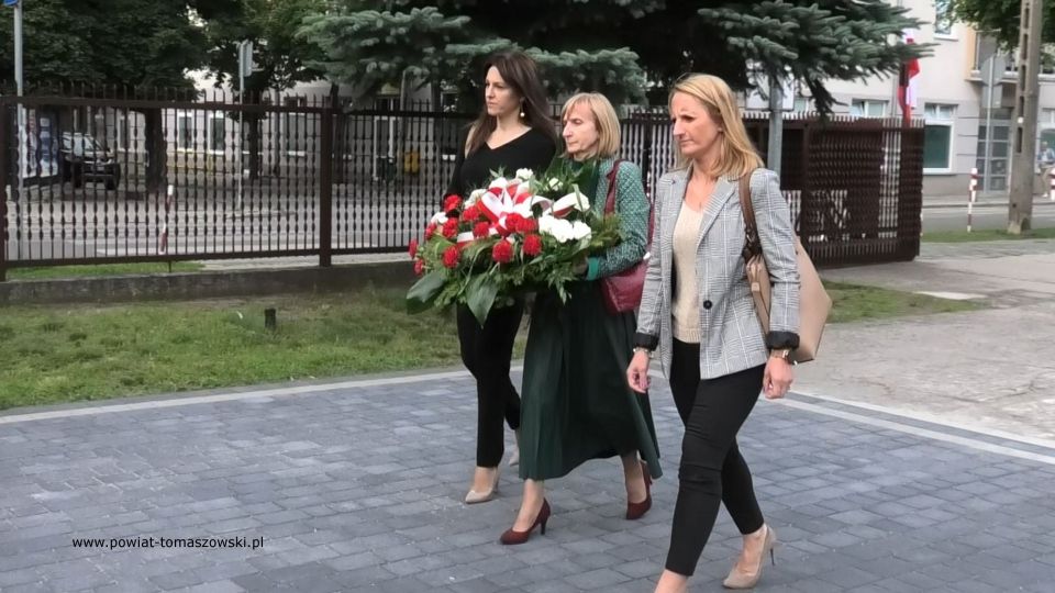 Na zdjęciu: uczestnicy obchodów Narodowego Dnia Pamięci Ofiar Ludobójstwa dokonanego przez ukraińskich nacjonalistów na obywatelach II RP, które odbyły się w poniedziałek, 11 lipca 2022 roku, o godzinie 18.00 w kościele Najświętszej Marii Panny Królowej Polski przy ul. Słowackiego 13/19 w Tomaszowie Mazowieckim 