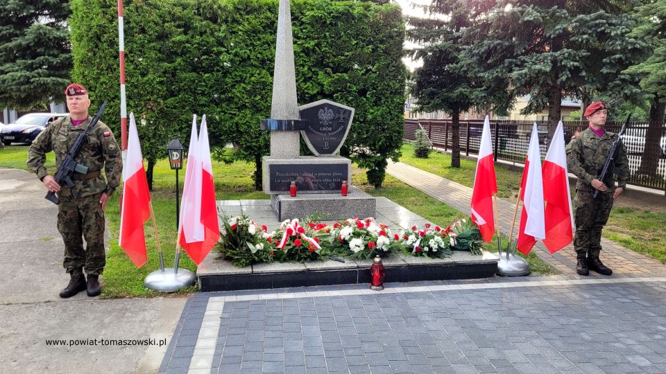 Na zdjęciu: uczestnicy obchodów Narodowego Dnia Pamięci Ofiar Ludobójstwa dokonanego przez ukraińskich nacjonalistów na obywatelach II RP, które odbyły się w poniedziałek, 11 lipca 2022 roku, o godzinie 18.00 w kościele Najświętszej Marii Panny Królowej Polski przy ul. Słowackiego 13/19 w Tomaszowie Mazowieckim 