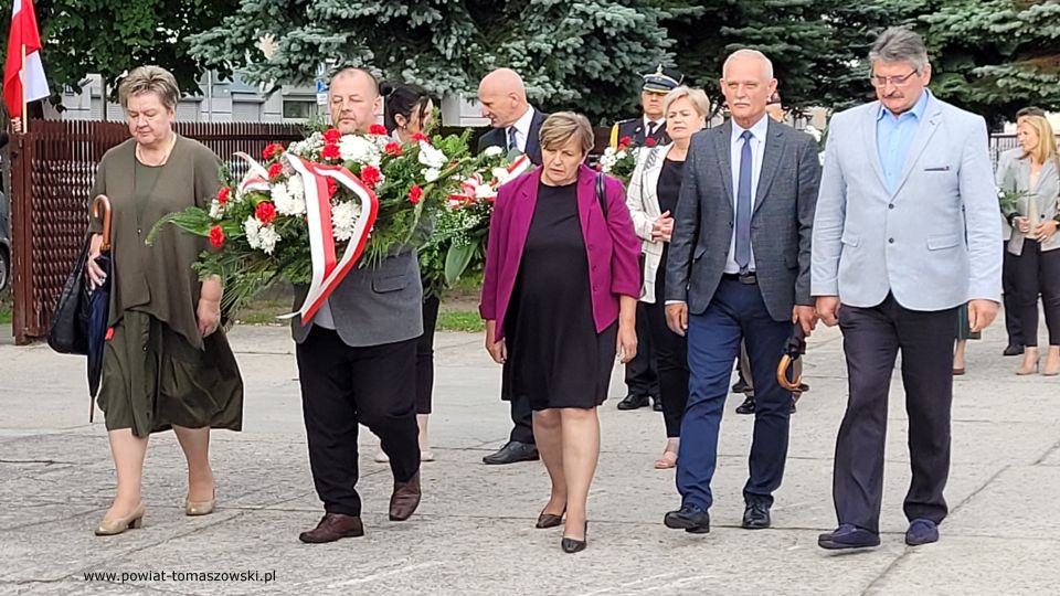 Na zdjęciu: uczestnicy obchodów Narodowego Dnia Pamięci Ofiar Ludobójstwa dokonanego przez ukraińskich nacjonalistów na obywatelach II RP, które odbyły się w poniedziałek, 11 lipca 2022 roku, o godzinie 18.00 w kościele Najświętszej Marii Panny Królowej Polski przy ul. Słowackiego 13/19 w Tomaszowie Mazowieckim 