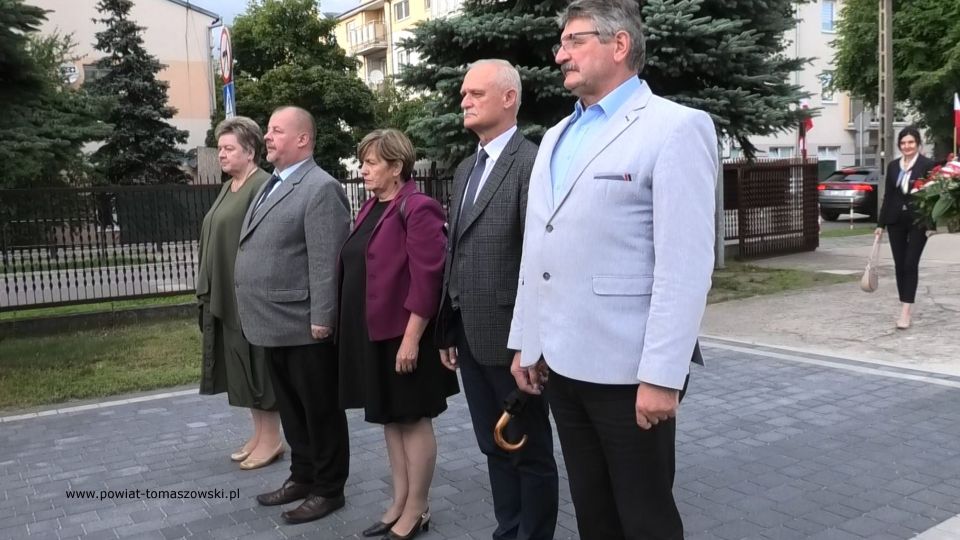 Na zdjęciu: uczestnicy obchodów Narodowego Dnia Pamięci Ofiar Ludobójstwa dokonanego przez ukraińskich nacjonalistów na obywatelach II RP, które odbyły się w poniedziałek, 11 lipca 2022 roku, o godzinie 18.00 w kościele Najświętszej Marii Panny Królowej Polski przy ul. Słowackiego 13/19 w Tomaszowie Mazowieckim 