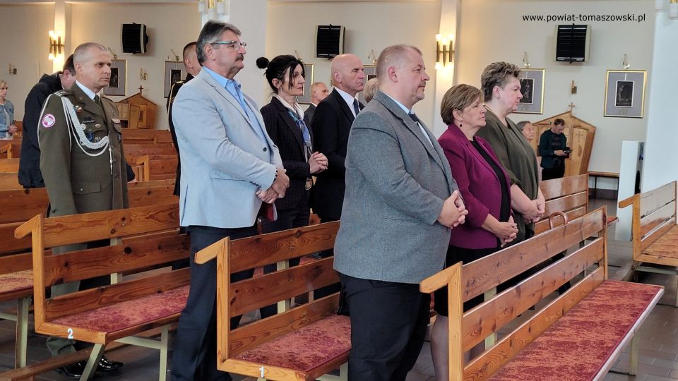 Na zdjęciu: uczestnicy obchodów Narodowego Dnia Pamięci Ofiar Ludobójstwa dokonanego przez ukraińskich nacjonalistów na obywatelach II RP, które odbyły się w poniedziałek, 11 lipca 2022 roku, o godzinie 18.00 w kościele Najświętszej Marii Panny Królowej Polski przy ul. Słowackiego 13/19 w Tomaszowie Mazowieckim 