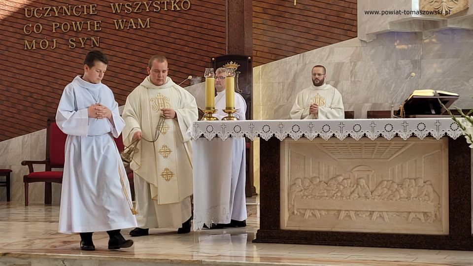 Na zdjęciu: uczestnicy obchodów Narodowego Dnia Pamięci Ofiar Ludobójstwa dokonanego przez ukraińskich nacjonalistów na obywatelach II RP, które odbyły się w poniedziałek, 11 lipca 2022 roku, o godzinie 18.00 w kościele Najświętszej Marii Panny Królowej Polski przy ul. Słowackiego 13/19 w Tomaszowie Mazowieckim 