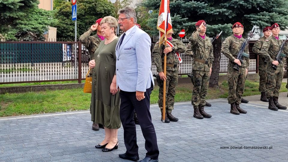 Na zdjęciu: uczestnicy obchodów Święta Wojska Polskiego, które odbyły się w poniedziałek, 15 sierpnia 2022 roku, w kościele pw. Najświętszej Marii Panny Królowej Polski w Tomaszowie Mazowieckim Na zdjęciu: uczestnicy obchodów Święta Wojska Polskiego, które odbyły się w poniedziałek, 15 sierpnia 2022 roku, w kościele pw. Najświętszej Marii Panny Królowej Polski w Tomaszowie Mazowieckim