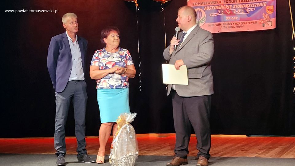 Na zdjęciu: uczestnicy obchodów 35-lecia działalności Abstynenckiego Stowarzyszenia Klubu Wzajemnej Pomocy „Ala”, które odbyły się w czwartek, 9 czerwca 2022 roku w Miejskim Centrum Kultury Tkacz w Tomaszowie Mazowieckim