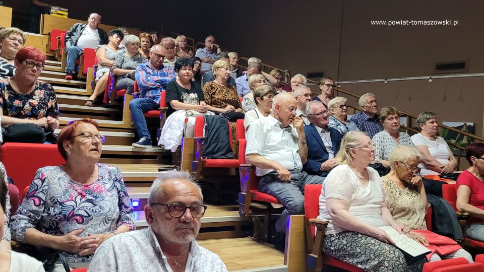 Na zdjęciu: uczestnicy obchodów 35-lecia działalności Abstynenckiego Stowarzyszenia Klubu Wzajemnej Pomocy „Ala”, które odbyły się w czwartek, 9 czerwca 2022 roku w Miejskim Centrum Kultury Tkacz w Tomaszowie Mazowieckim
