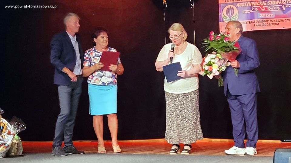 Na zdjęciu: uczestnicy obchodów 35-lecia działalności Abstynenckiego Stowarzyszenia Klubu Wzajemnej Pomocy „Ala”, które odbyły się w czwartek, 9 czerwca 2022 roku w Miejskim Centrum Kultury Tkacz w Tomaszowie Mazowieckim