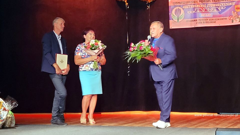 Na zdjęciu: uczestnicy obchodów 35-lecia działalności Abstynenckiego Stowarzyszenia Klubu Wzajemnej Pomocy „Ala”, które odbyły się w czwartek, 9 czerwca 2022 roku w Miejskim Centrum Kultury Tkacz w Tomaszowie Mazowieckim