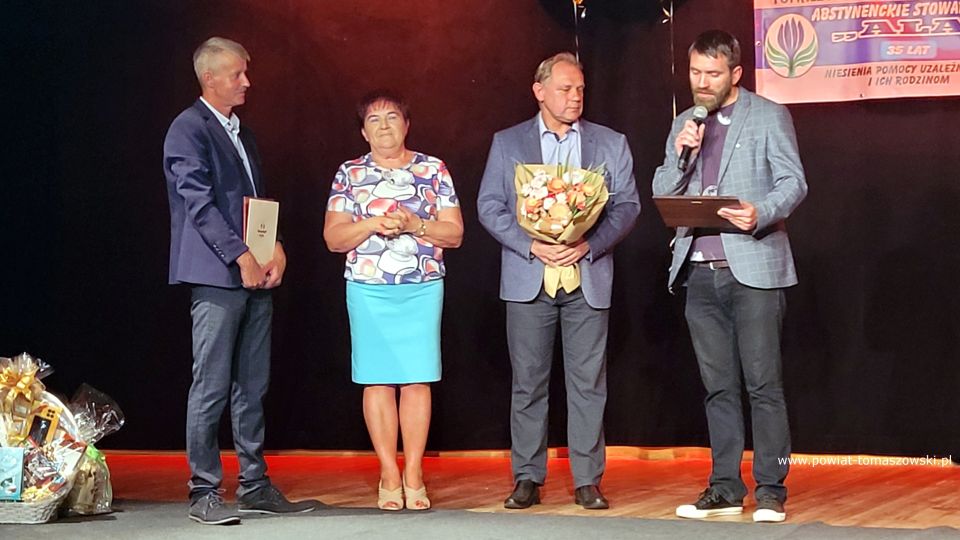 Na zdjęciu: uczestnicy obchodów 35-lecia działalności Abstynenckiego Stowarzyszenia Klubu Wzajemnej Pomocy „Ala”, które odbyły się w czwartek, 9 czerwca 2022 roku w Miejskim Centrum Kultury Tkacz w Tomaszowie Mazowieckim