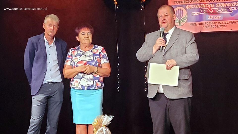 Na zdjęciu: uczestnicy obchodów 35-lecia działalności Abstynenckiego Stowarzyszenia Klubu Wzajemnej Pomocy „Ala”, które odbyły się w czwartek, 9 czerwca 2022 roku w Miejskim Centrum Kultury Tkacz w Tomaszowie Mazowieckim
