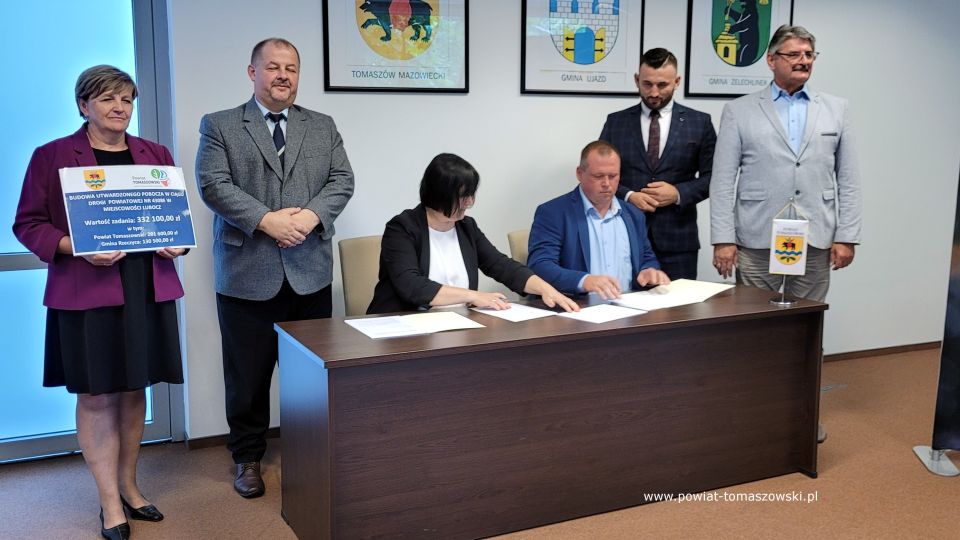 Na zdjęciu: uczestnicy konferencji prasowej, podczas której podpisana została umowa na budowę utwardzonego pobocza w ciągu drogi powiatowej nr 4308E w miejscowości Lubocz, która odbyła się w poniedziałek, 11 lipca 2022 roku, w sali konferencyjnej w Starostwie Powiatowym w Tomaszowie Mazowieckim